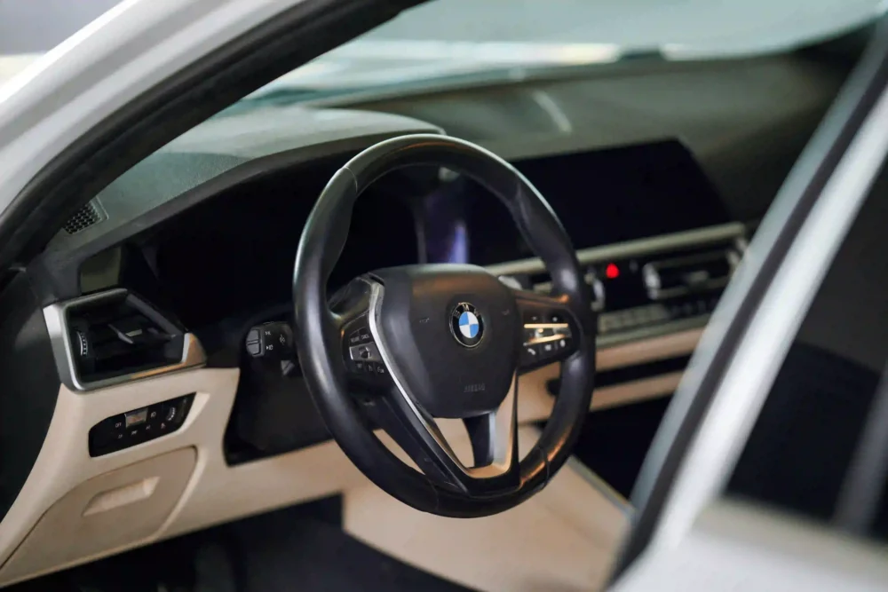 BMW 330i 2021 - Image 2