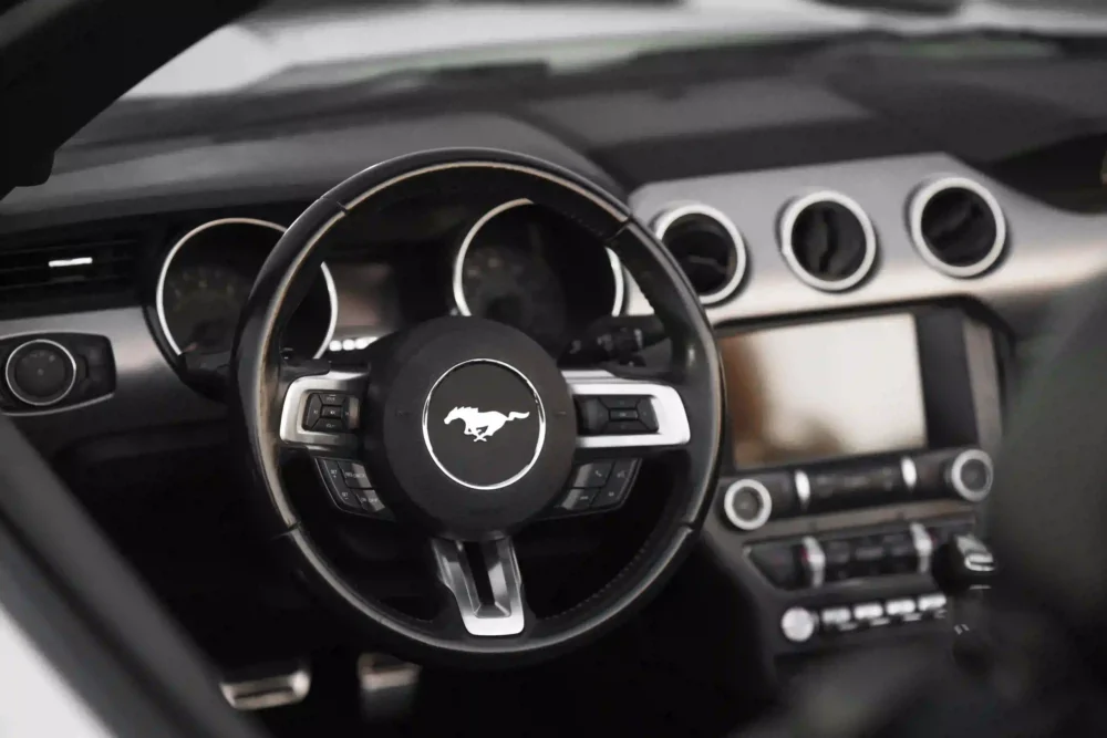 Ford Mustang convertible - Image 2